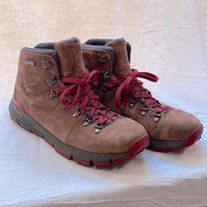 Danner Mountain 600 hiking boots size 9